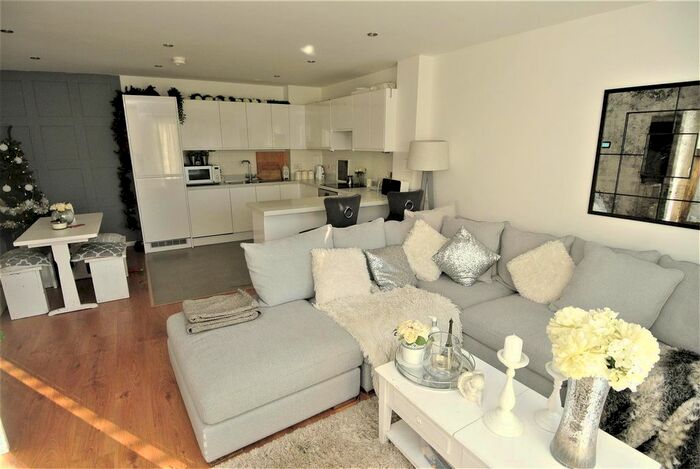 2 Bedroom Flat To Rent In Market Street, Addlestone KT15