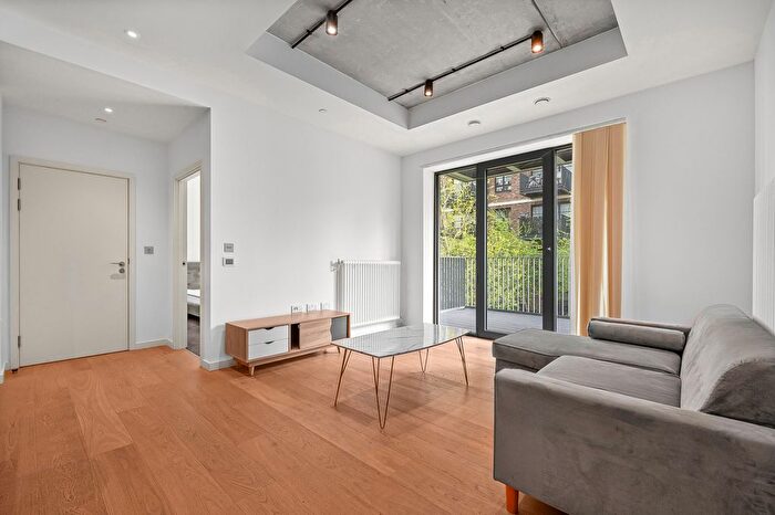 2 Bedroom Flat To Rent In Rendel House, Goodluck Hope Walk, E14