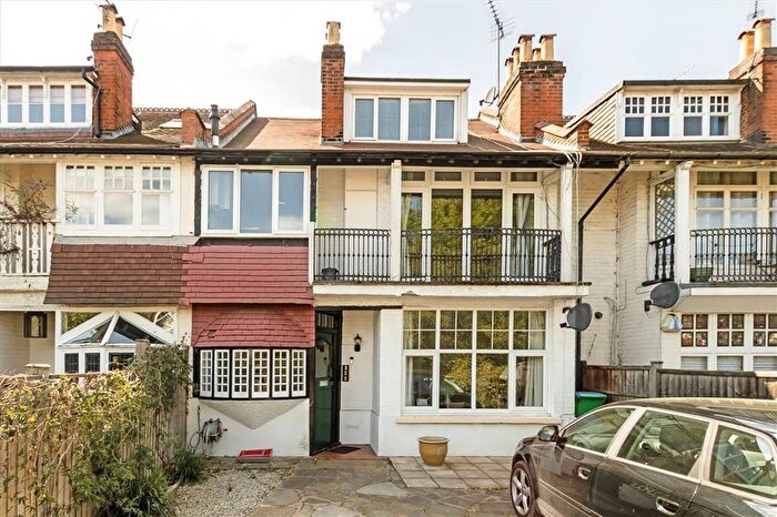 3 Bedroom Flat For Sale In Elmers Drive, Teddington, TW11