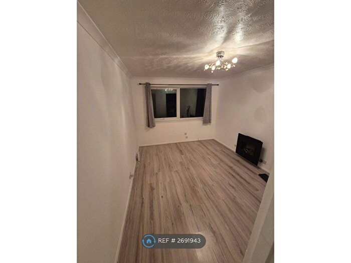 1 Bedroom Flat To Rent In Windsor Drive, High Wycombe, HP13