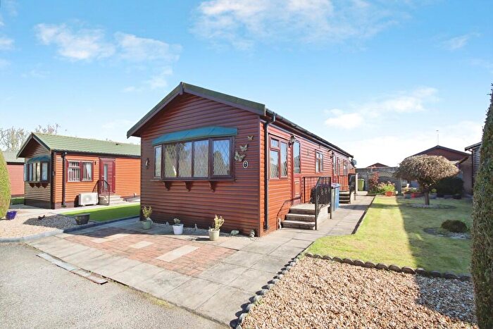 2 Bedroom Mobile Home For Sale In Lime Close, Torksey, Lincoln, LN1