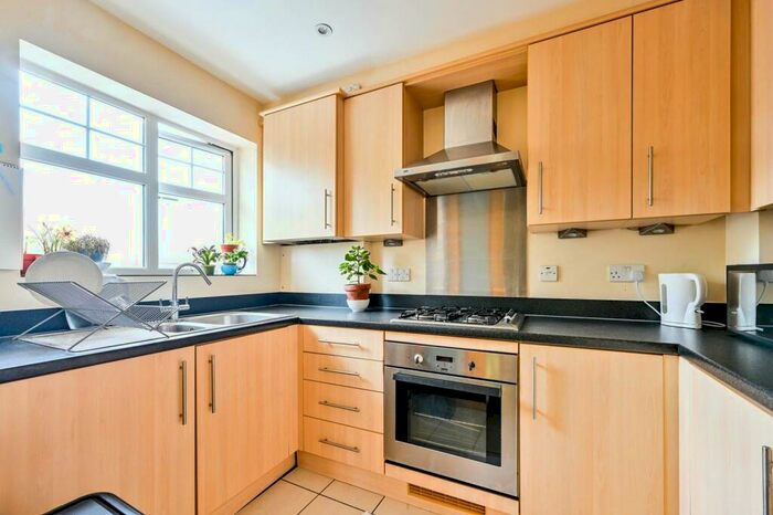 2 Bedroom Flat To Rent In Addlestone Park, Addlestone, KT15