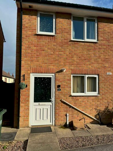 2 Bedroom Town House To Rent In Welland Gardens, Elsecar, S74