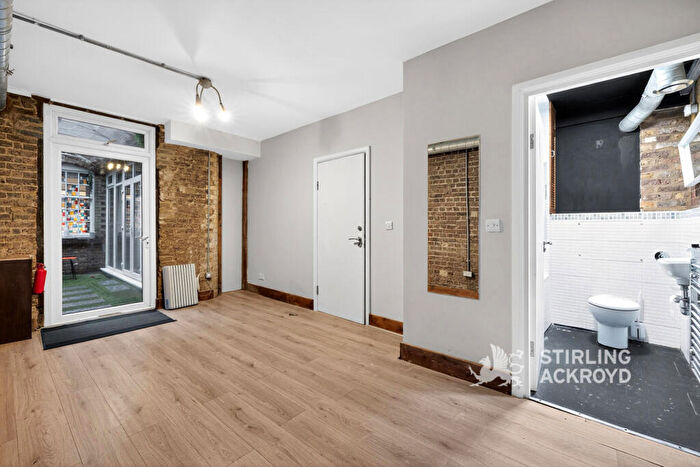 3 Bedroom Apartment To Rent In Prince Of Wales Passage, London, NW1
