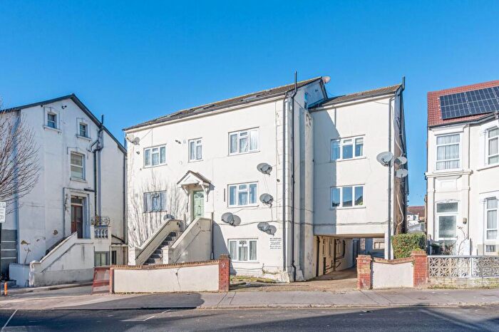 1 Bedroom Flat For Sale In Woodville Road, Thornton Heath, CR7