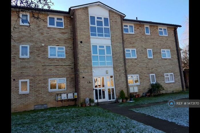 2 Bedroom Flat To Rent In Harwood Hill, Welwyn Garden City, AL8