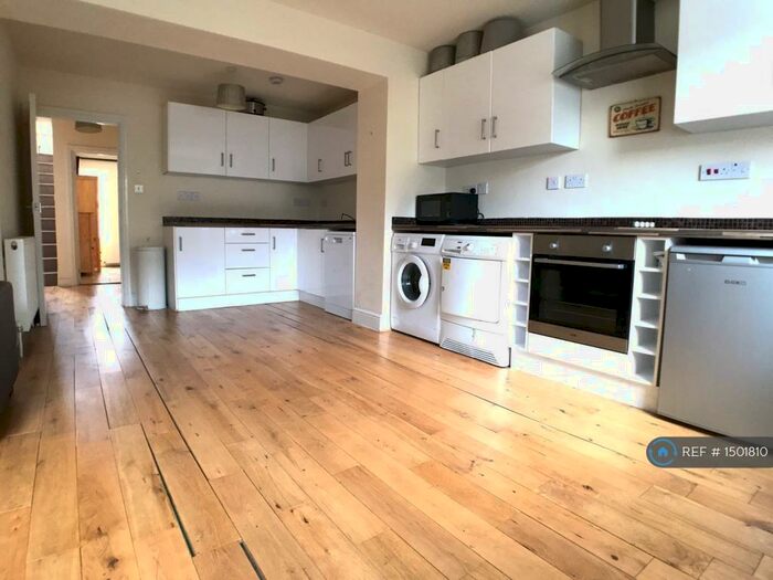 3 Bedroom Flat To Rent In Camberwell, London, SE5