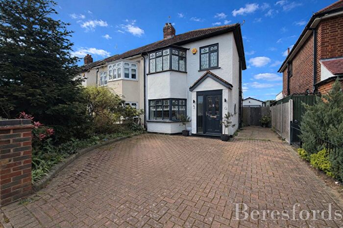 3 Bedroom Semi Detached House For Sale In Haynes Road, Hornchurch, RM11