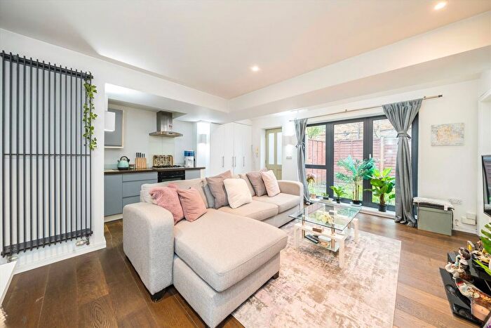 3 Bedroom Flat To Rent In Cromwell Road, Wimbledon, SW19