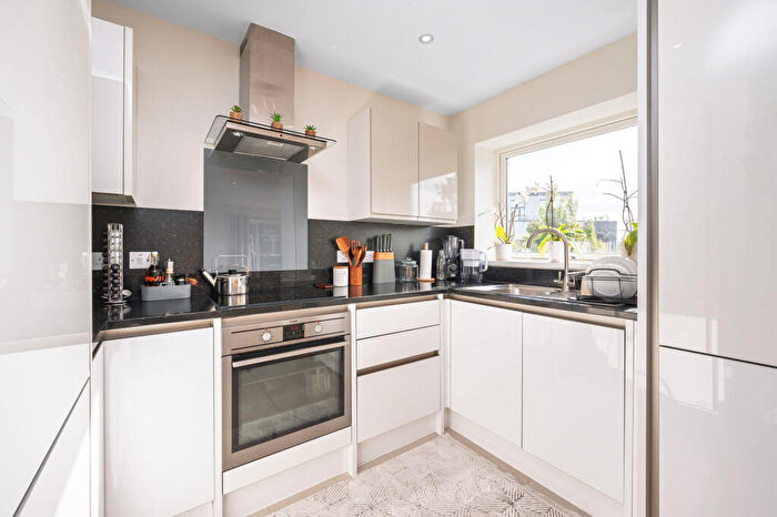 2 Bedroom Flat For Sale In Sambroke Square, North Finchley, Barnet, EN4