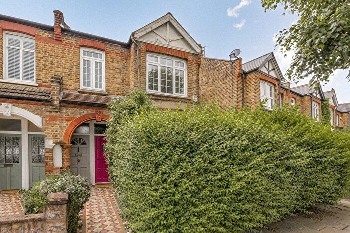 3 Bedroom Flat To Rent In Emlyn Road, London, W12