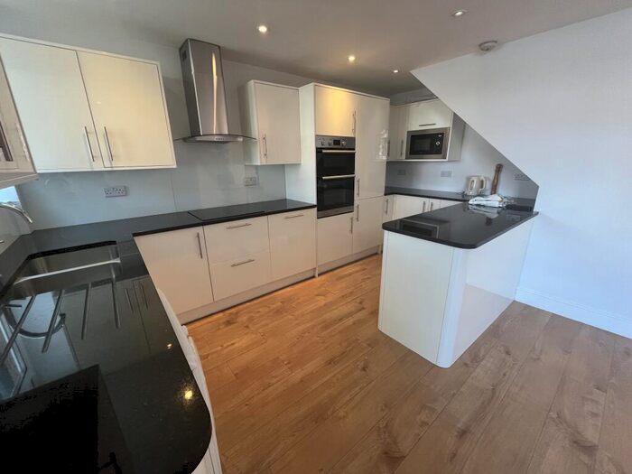 3 Bedroom House To Rent In Dunston Road, Clapham, SW11