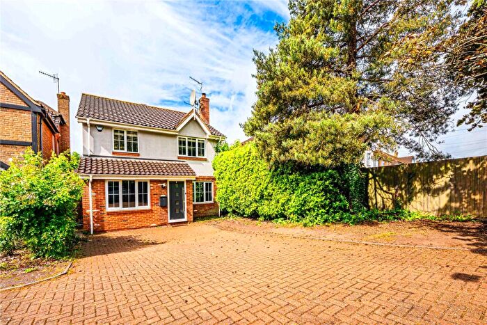 4 Bedroom Detached House For Sale In Kingfisher Drive, Apsley, Hemel Hempstead, Hertfordshire, HP3