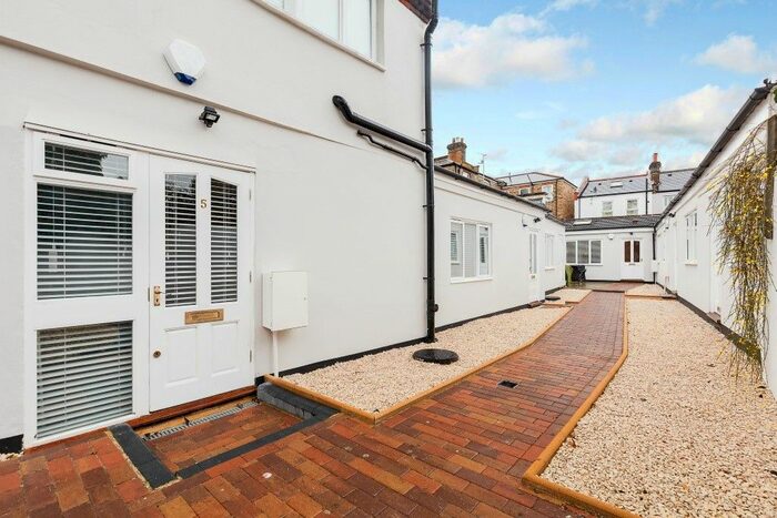 1 Bedroom Flat To Rent In Prado Path, Twickenham, Middlesex, TW1