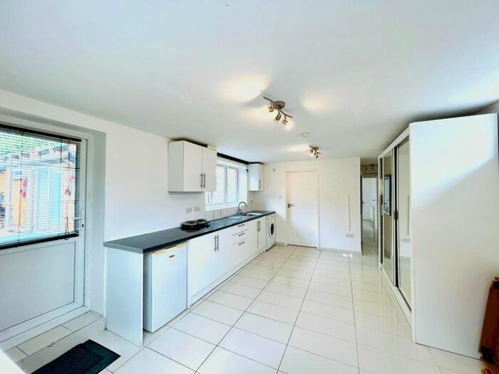1 Bedroom Flat To Rent In Lynton Close, Isleworth, TW7