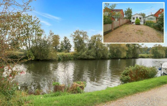 2 Bedroom Detached House For Sale In River Gardens, Purley On Thames, Berkshire, RG8