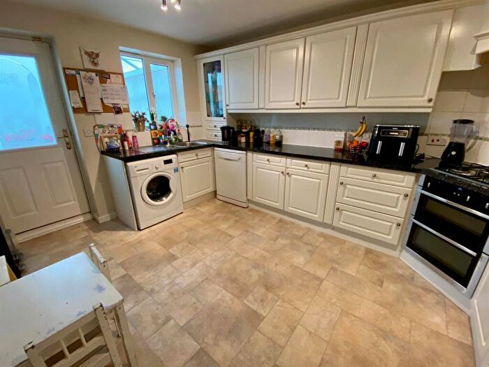 4 Bedroom Detached House For Sale In Briarfield Gardens, Huddersfield, HD5