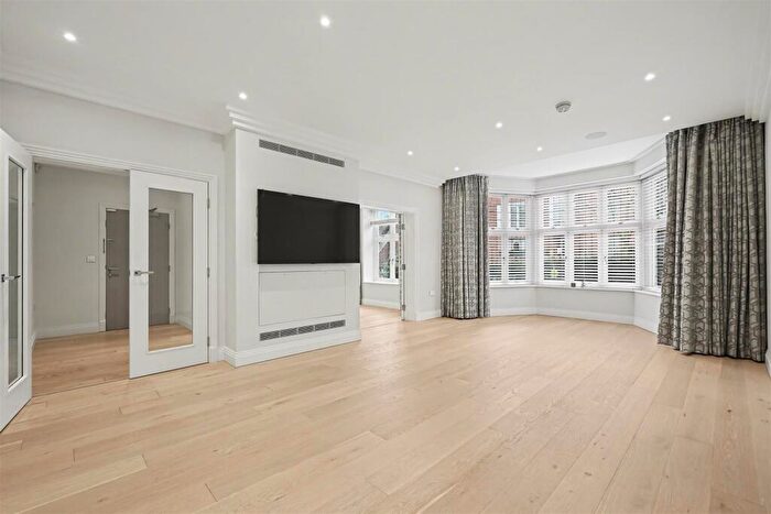 3 Bedroom Apartment To Rent In Kidderpore Avenue, Hampstead, London, NW3
