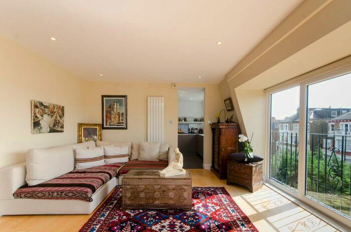 3 Bedroom Flat To Rent In Crescent Road, Raynes Park, SW20