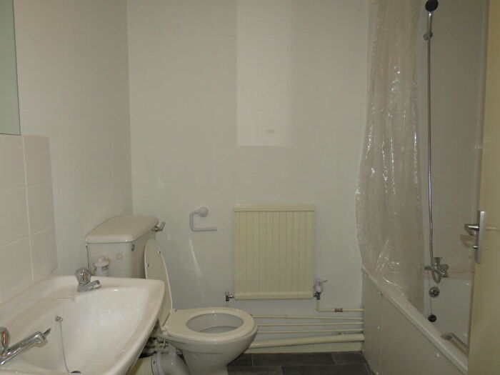 2 Bedroom Flat To Rent In Orton Goldhay, Peterborough, Cambridgeshire, PE2