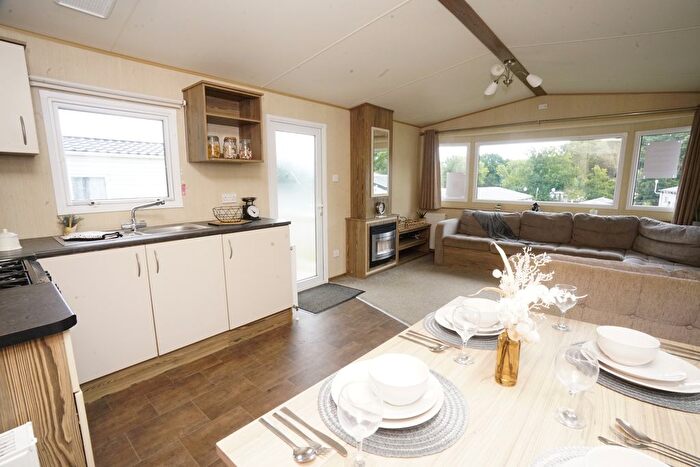 3 Bedroom Mobile/park Home For Sale In Ivyhouse Lane, Hastings, TN35