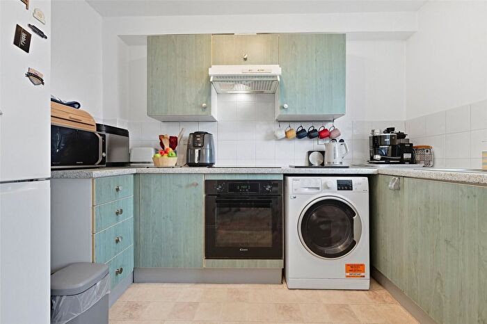 2 Bedroom Flat For Sale In Chase Court Gardens, Southchurch Village, Southend-On-Sea, Essex, SS1