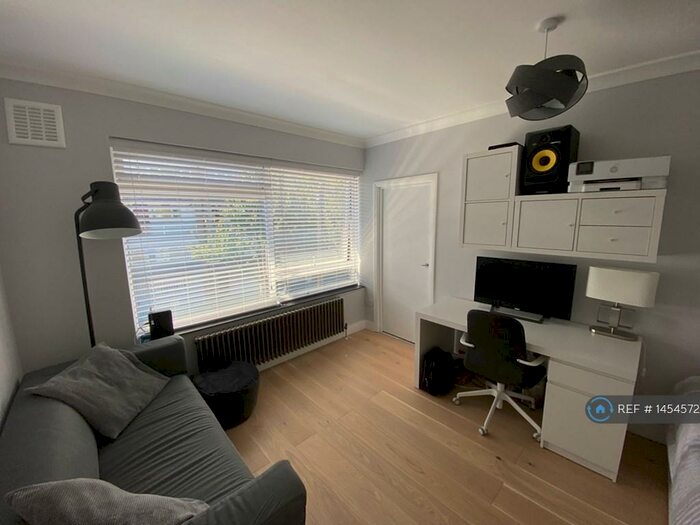 Studio To Rent In Pemberton Court, London, E1