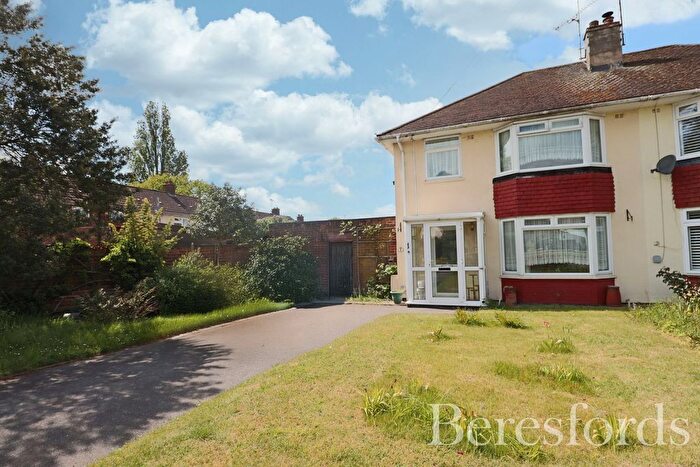 3 Bedroom Semi-Detached House For Sale In Thames Avenue, Chelmsford, CM1