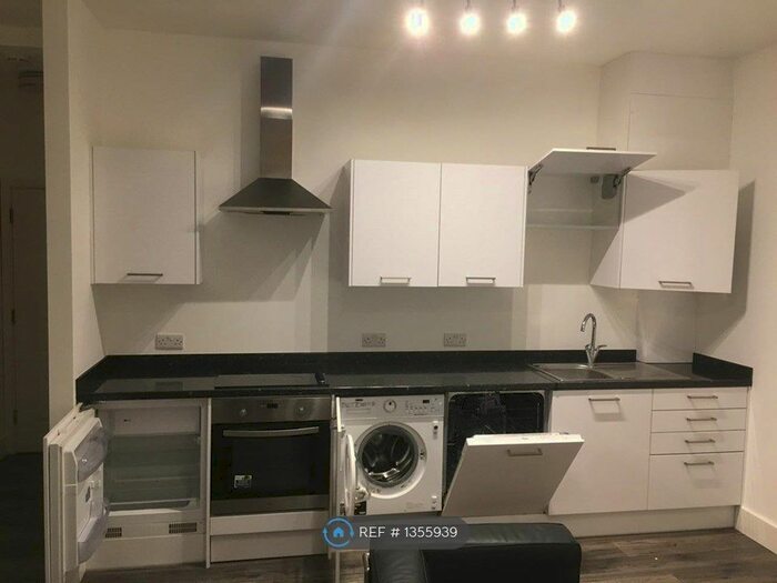 1 Bedroom Flat To Rent In Harpsfield Broadway, Hatfield, AL10