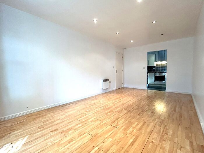 1 Bedroom Flat To Rent In While Road, Sutton Coldfield, West Midlands, B72