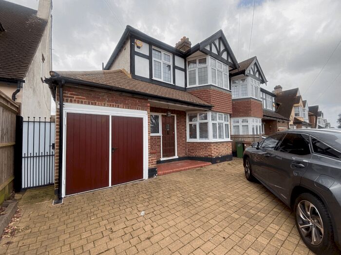 3 Bedroom Semi-Detached House To Rent In Worcester Park, KT4
