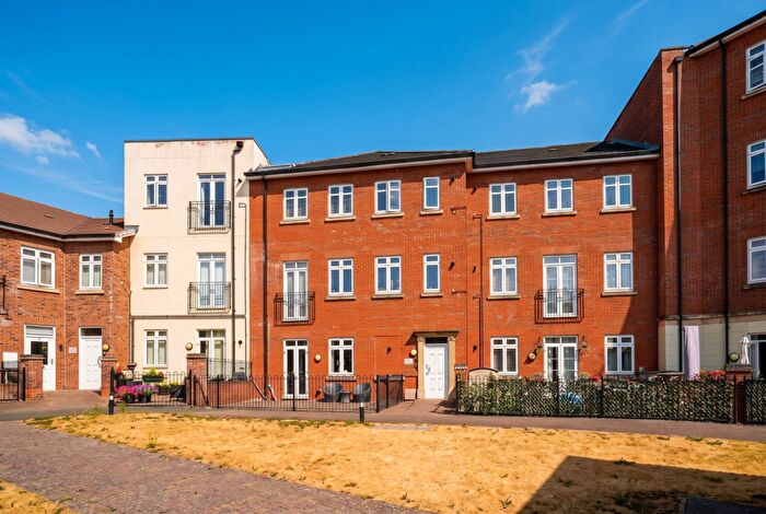 2 Bedroom Flat For Sale In Abbotsbury Court, Rumbush Lane, Dickens Heath, B90