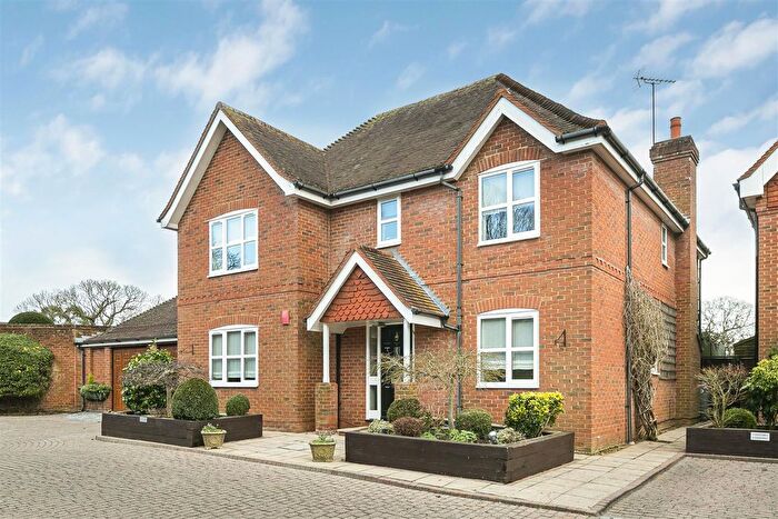 4 Bedroom Detached House For Sale In Common Lane, Radlett, WD7