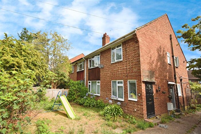 2 Bedroom Maisonette For Sale In Brambles Close, Isleworth, TW7