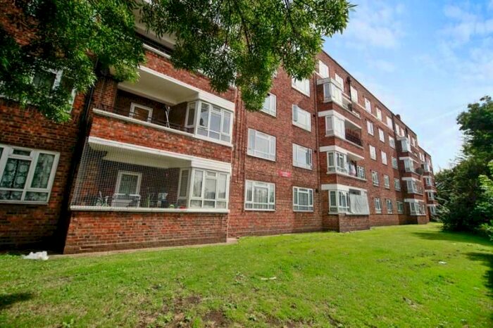 3 Bedroom Flat To Rent In Campbell House, White City Estate, London, W12