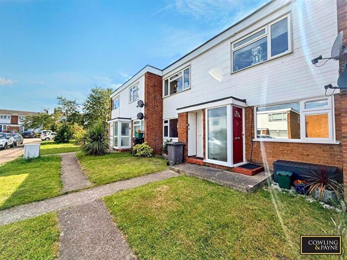 2 Bedroom Maisonette For Sale In Tamar Rise, Chelmsford, CM1