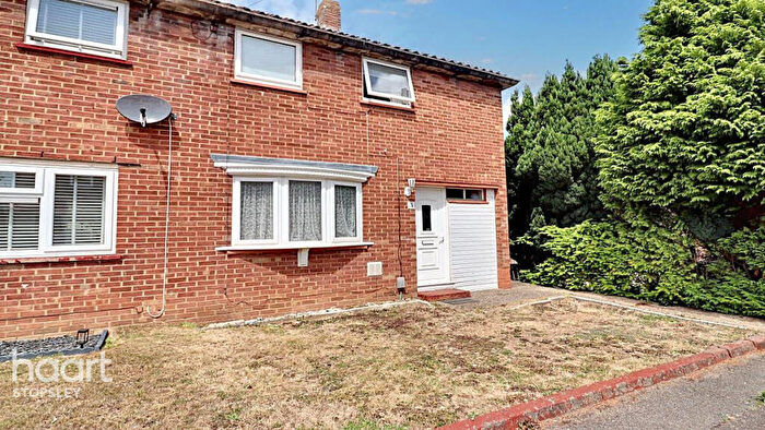 3 Bedroom Semi-Detached House For Sale In Long Close, Luton, LU2
