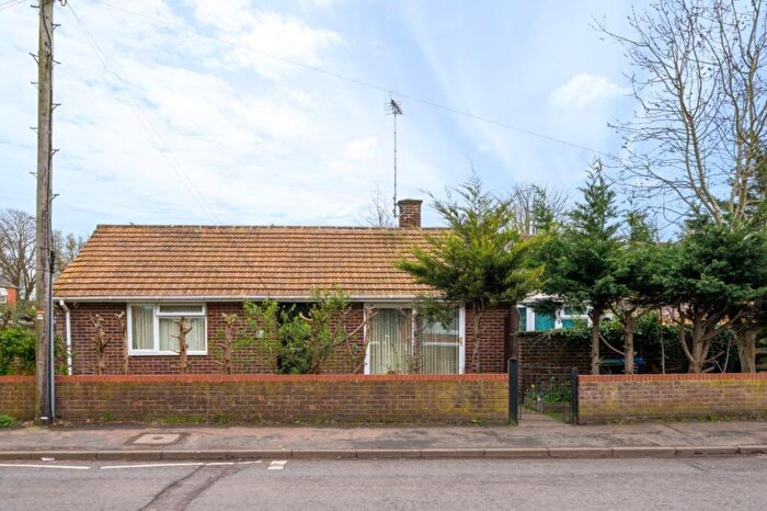 2 Bedroom Detached Bungalow For Sale In Middleton Road, Banbury, OX16