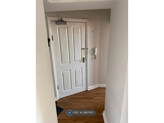 1 Bedroom Flat To Rent In Middle Hillgate, Stockport, SK1