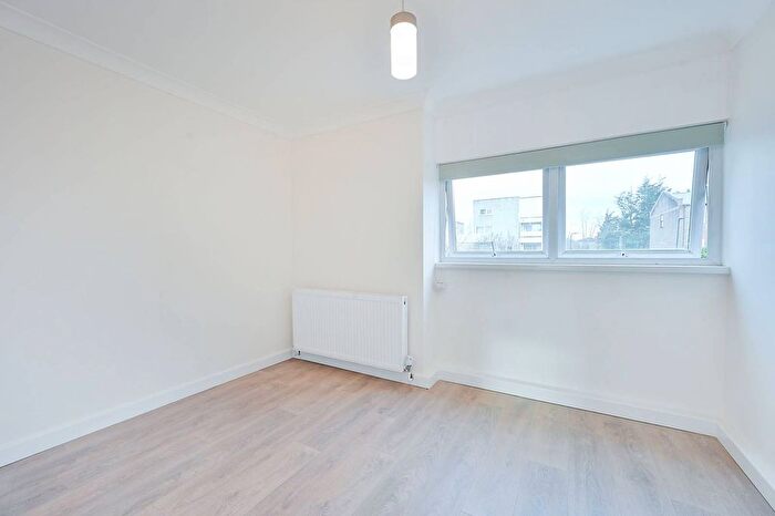 3 Bedroom Flat To Rent In Bloomsbury Close, Ealing, London, W5