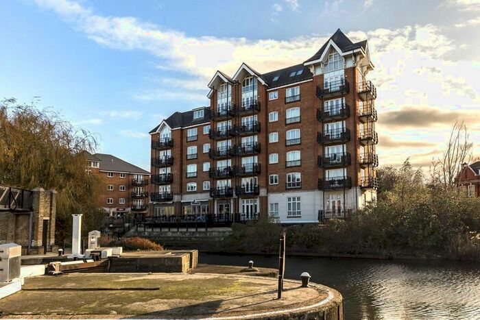 3 Bedroom Flat To Rent In High Street, Brentford, TW8