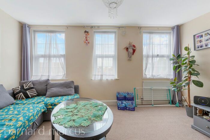 2 Bedroom Flat To Rent In The Market, Wrythe Lane, Carshalton, SM5