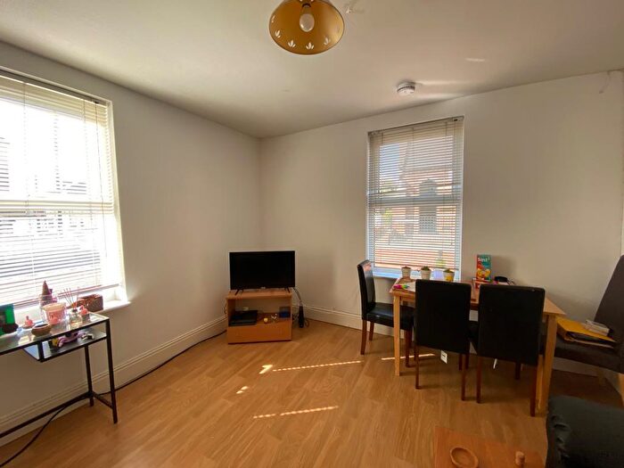 3 Bedroom Terraced House To Rent In Newland Street West - Beds, LN1