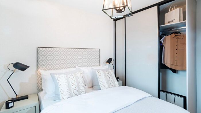 3 Bedroom Semi-Detached House For Sale In The Colleys, Grantham, Lincolnshire, Grantham, NG31