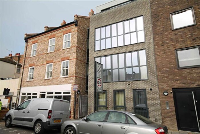 3 Bedroom Flat To Rent In Warham Street, Camberwell, SE5