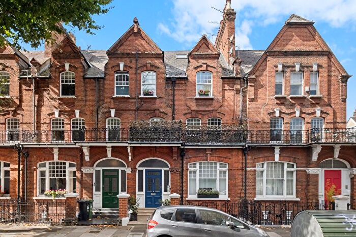1 Bedroom Flat For Sale In Vereker Road, Barons Court, W14