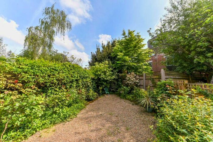 5 Bedroom Semi-Detached House To Rent In Cedar Road, Cricklewood, London, NW2