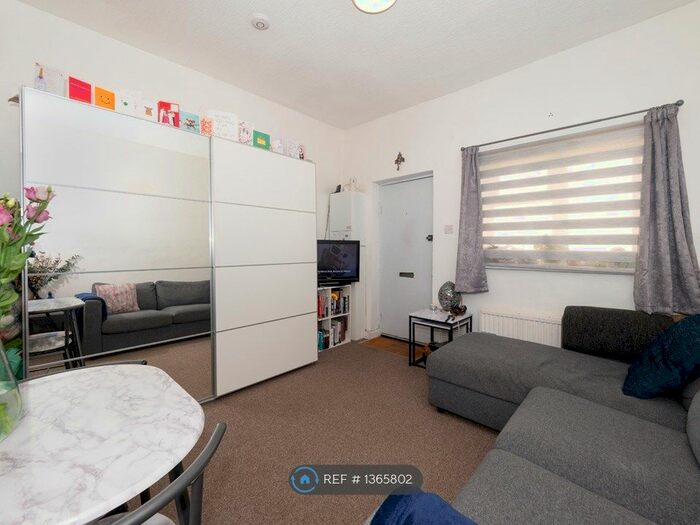 1 Bedroom Flat To Rent In Cavendish Road, London, SW19