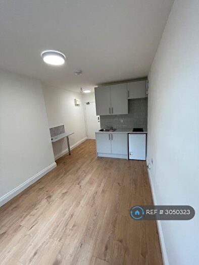 Studio To Rent In Bowes Road, London, N13