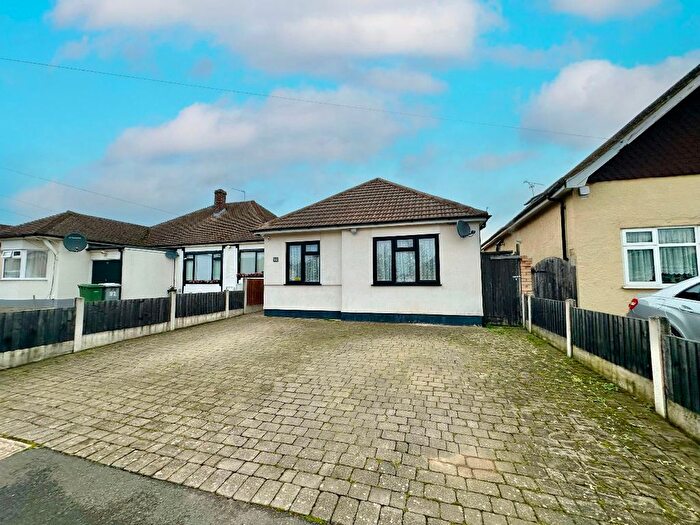 4 Bedroom Bungalow For Sale In Harrow Crescent, Romford, Harold Hill, RM3